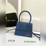 Сумка Jacquemus с красным рюкзаком, демонстрирующая необычный французский романт