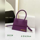Сумка Jacquemus с красным ремешком через плечо демонстрирует необычный французск