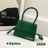 Сумка Jacquemus с красным ручкой и косой лямкой демонстрирует необычный французс