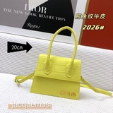 Сумка с крокодиловым принтом от Jacquemus с красным рюшем, которую можно носить 