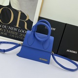 Сумка с коробкой Jacquemus с красным ртом. Различные способы ношения демонстриру