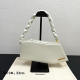 Сумка Jacquemus* New LeVague с волнистым узором под мышками. Уникальный дизайн с