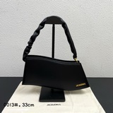 Сумка Jacquemus* New LeVague с волнистым узором под мышками. Уникальный дизайн с