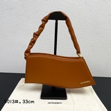 Сумка Jacquemus* New LeVague с волнистым узором под мышками. Уникальный дизайн с