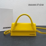 Сумка Jacquemus с красным ремешком через плечо демонстрирует необычный французск