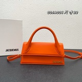 Сумка Jacquemus с красным ремешком через плечо демонстрирует необычный французск