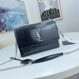 Шу Ци и Ван Цзиньвэнь носят одинаковые сумки Saint Laurent из последней коллекци