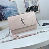 Шу Ци и Ван Цзиньвэнь носят одинаковые сумки Saint Laurent из последней коллекци
