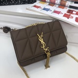 Сенсационная модель 090# от Saint Laurent — идеальный аксессуар для уличных съем