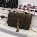 Сенсационная модель 090# от Saint Laurent — идеальный аксессуар для уличной моды