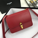 Сумка с клапаном спереди, украшенная гравировкой Yves Saint Laurent.