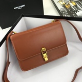 Сумка с клапаном спереди, украшенная гравировкой Yves Saint Laurent.