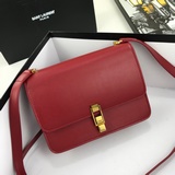 Сумка с клапаном спереди, украшенная гравировкой Yves Saint Laurent.