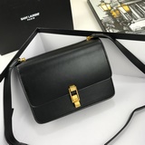 Сумка с клапаном спереди, украшенная гравировкой Yves Saint Laurent.