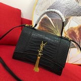 Saint Laurent представил новую модель сумки Hourglass в форме песочных часов, ко