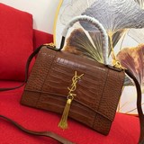 Saint Laurent представил новую модель сумки Hourglass в форме песочных часов, ко