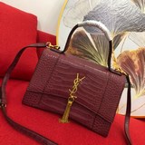Saint Laurent представил новую модель сумки Hourglass в форме песочных часов, ко