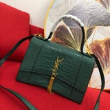 Saint Laurent представил новую модель сумки Hourglass в форме песочных часов, ко