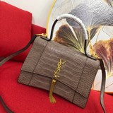 Saint Laurent представил новую модель сумки Hourglass в форме песочных часов, ко