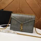 Новая коллекция Saint Laurent уже в продаже! Еще один модный аксессуар с элемент