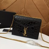 Новая коллекция Saint Laurent уже в продаже! Еще один модный аксессуар с элемент