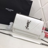 Нельзя не упомянуть о популярной сумке с цепочкой от YSL Saint Laurent, которая 