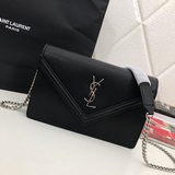 Нельзя не упомянуть о популярной сумке с цепочкой от YSL (Saint Laurent), котора