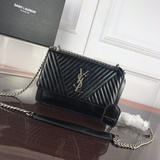 Нельзя не упомянуть о популярной сумке с цепочкой от YSL (Saint Laurent), котора
