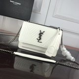 Нельзя не упомянуть о популярной сумке с цепочкой от YSL Saint Laurent, которая 