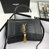 Saint Laurent представил новую модель сумки Hourglass в форме песочных часов, ко