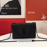 Новая модель кожаной сумочки-конверта с рельефным узором от YSL. Она изготовлена
