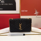 Новая модель кожаной сумочки-конверта с рельефным узором от YSL. Она изготовлена