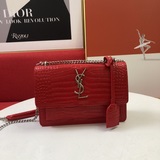 Сумка Saint Laurent с крокодиловым узором, такая же, как у принцессы Вэнь и Ченг