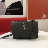 Сумка Saint Laurent с крокодиловым узором, такая же, как у принцессы Вэнь Чжэн и