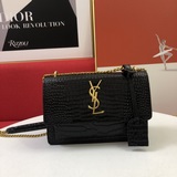 Сумка Saint Laurent с крокодиловым узором, такая же, как у принцессы Вэнь и Ченг