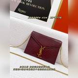 Новейшая модель YSL с элементами конверта и узором в виде маленьких крокодилов. 
