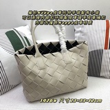Сумка-тоут из кожи bv intrecciato с небольшим чехлом, который можно прикрепить к