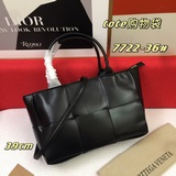 Сумка для покупок BV Tote изготовлена из кожи Intrecciato Nappa. Новый дизайнер 