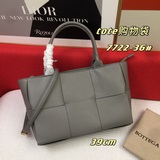 Сумка для покупок BV Tote изготовлена из кожи Intrecciato Nappa. Новый дизайнер 