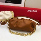 Bottega Veneta The Chain Ouch в последнее время очень популярна.