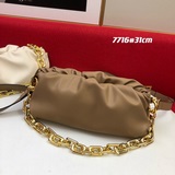 Bottega Veneta The Chain Ouch в последнее время очень популярна.