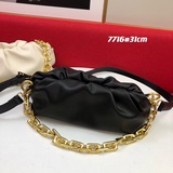Bottega Veneta The Chain Ouch в последнее время очень популярна.