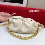 Bottega Veneta The Chain Ouch в последнее время очень популярна.
