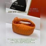 Bottega Veneta представила новую модель сумки-тоут с плетеными узлами, сохранив 