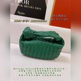 Bottega Veneta представила новую модель сумки-тоут с плетеным узором, сохранив п