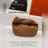 Bottega Veneta представила новую модель сумки-тоут с плетеным узором, сохранив п