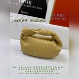 Bottega Veneta представила новую модель сумки-тоут с плетеным узором, сохранив п