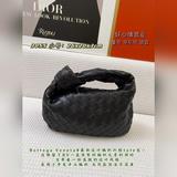 Bottega Veneta представила новую модель сумки-тоут с плетеным узором, сохранив п