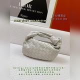 Bottega Veneta представила новую модель сумки-тоут с плетеным узором, сохранив п