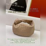 Bottega Veneta представила новую модель сумки-тоут с плетеным узором, сохранив п